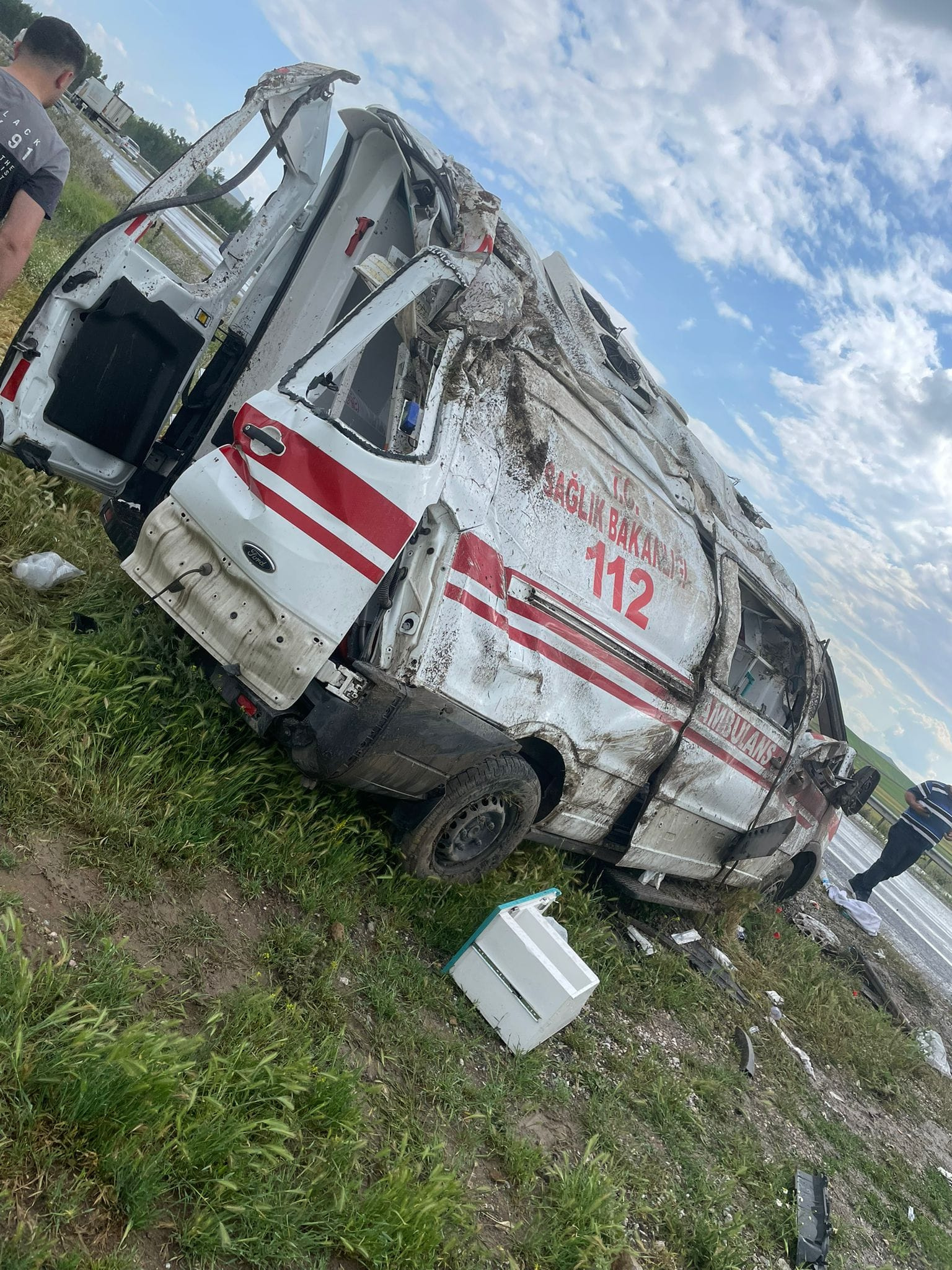 Ambulans kaza yaptı,2 sağlık çalışanı yaralandı