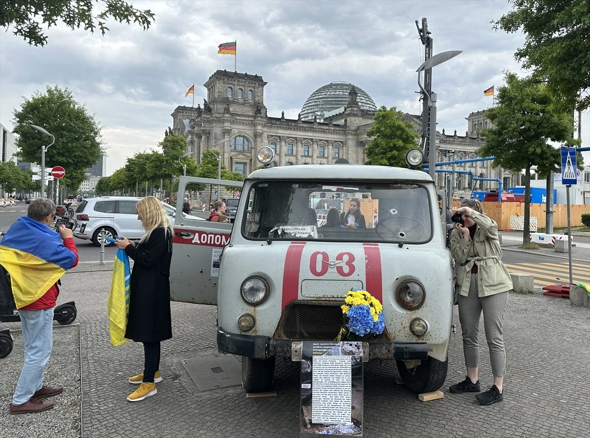 Ukrayna’daki savaşta zarar gören ambulans Berlin’de sergileniyor