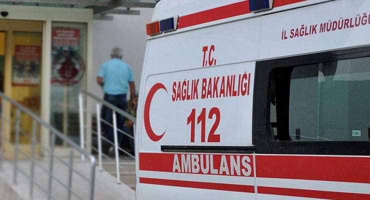 Ambulansla çarpışan otomobildeki üç kişi öldü