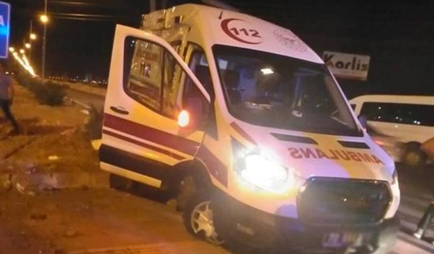 Hasta nakli yapan ambulans ile belediye otobüsü çarpıştı: 3 yaralı